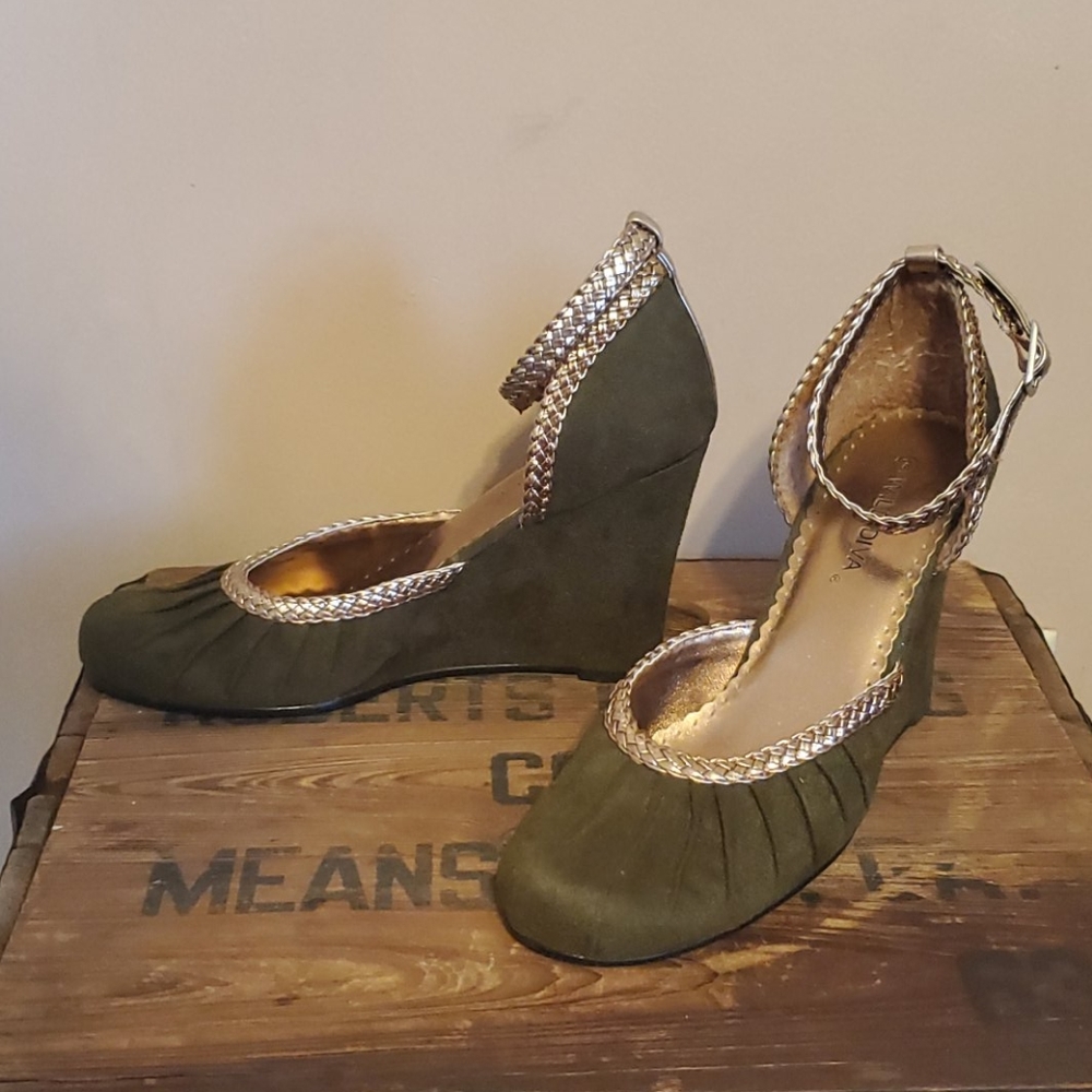 Wild Diva army Green and rose gold dress shoes 7